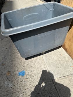 500 lbs Rubbermaid container good condition