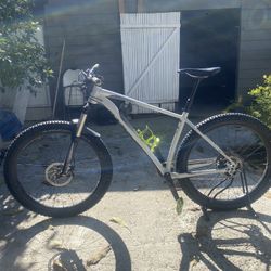 Specialized Fuse 27.5 Mountain Bike