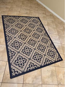 Tan/Navy Outdoor Rug 5’3” x 7’