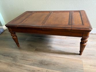 Wood Coffee Table opens to play checkers backgammon or chess