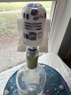 R2D2 wine stopper glows in the dark