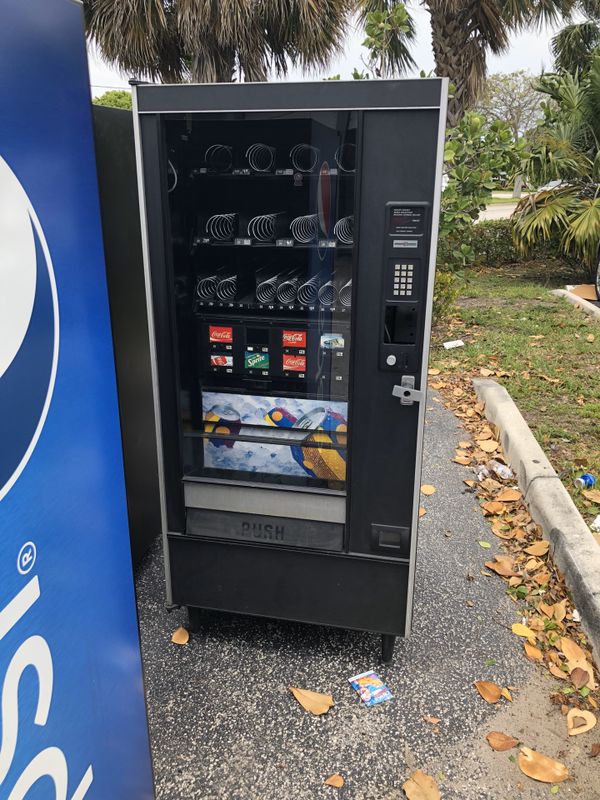 Combo Vending Machine Snacks and Cold Drinks for Sale in Fort