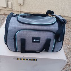Dog carrier(like new)