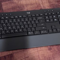 Logitech Signature K650 Comfort Full-Size Wireless Keyboard with Wrist Rest