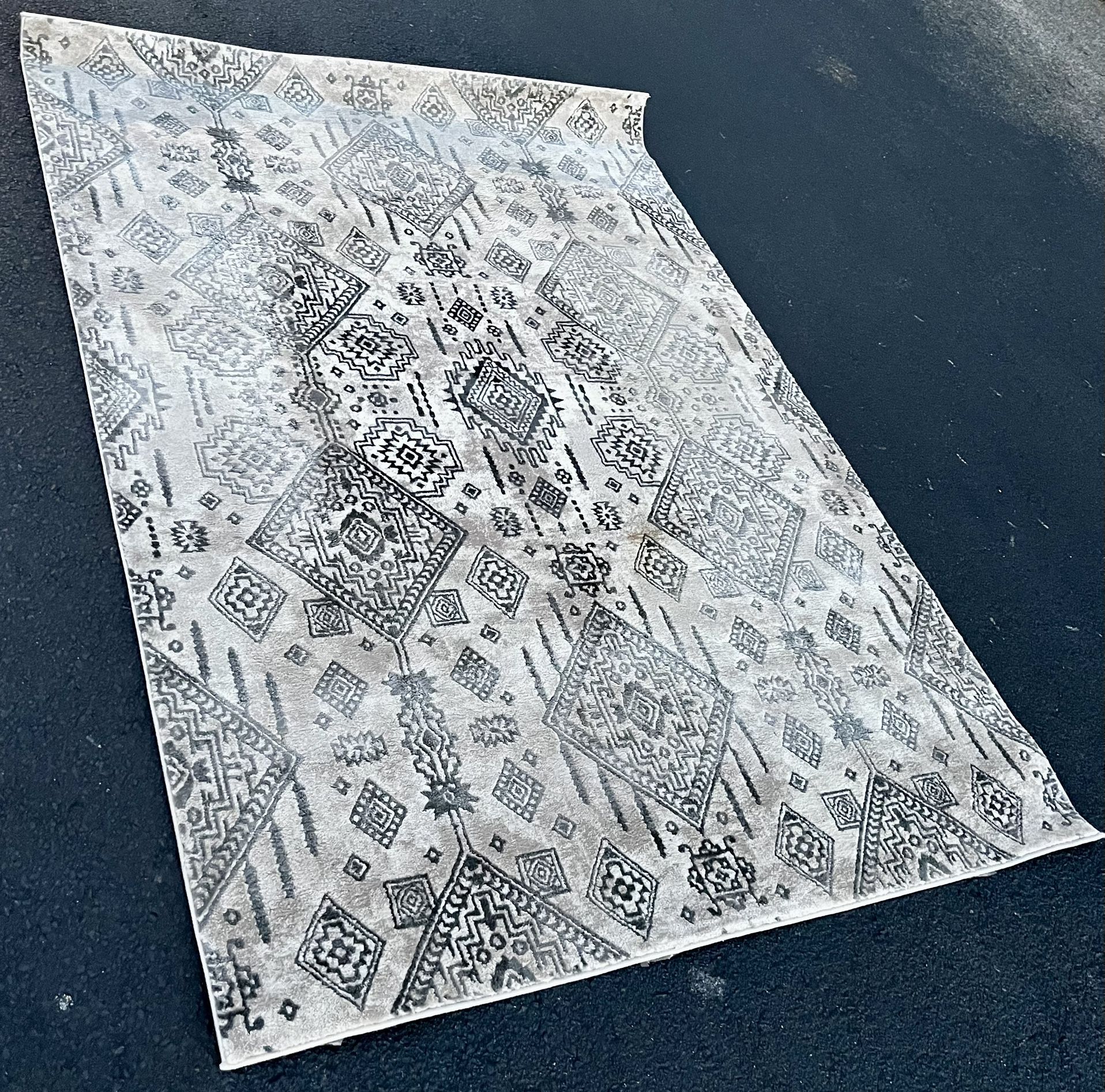 Boho area rug colors ivory and gray, size 5x7