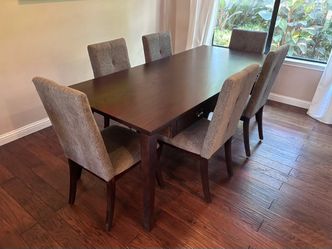 Dining Room Table & 6 Chairs