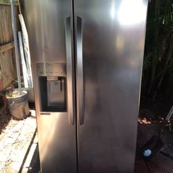 LG STAINLESS STEEL FRIDGE WORKS PERFECT 32.5" WIDE 67" TALL REFRIGERATOR