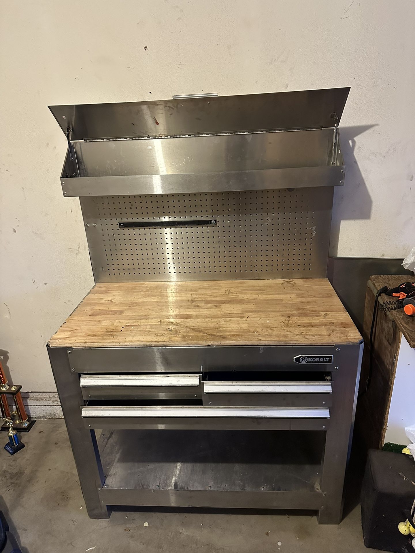 Standalone Work Bench With Power Strip