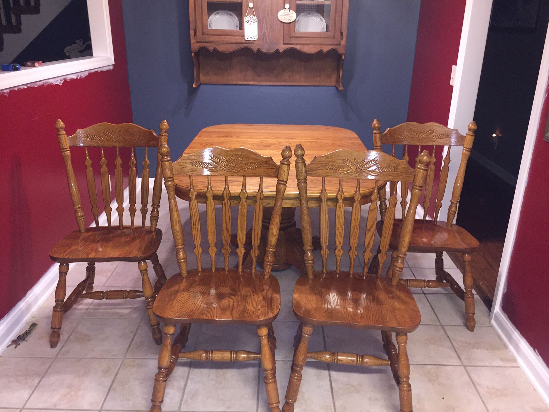 Dining Room table and 4 chairs w/ extension leaf