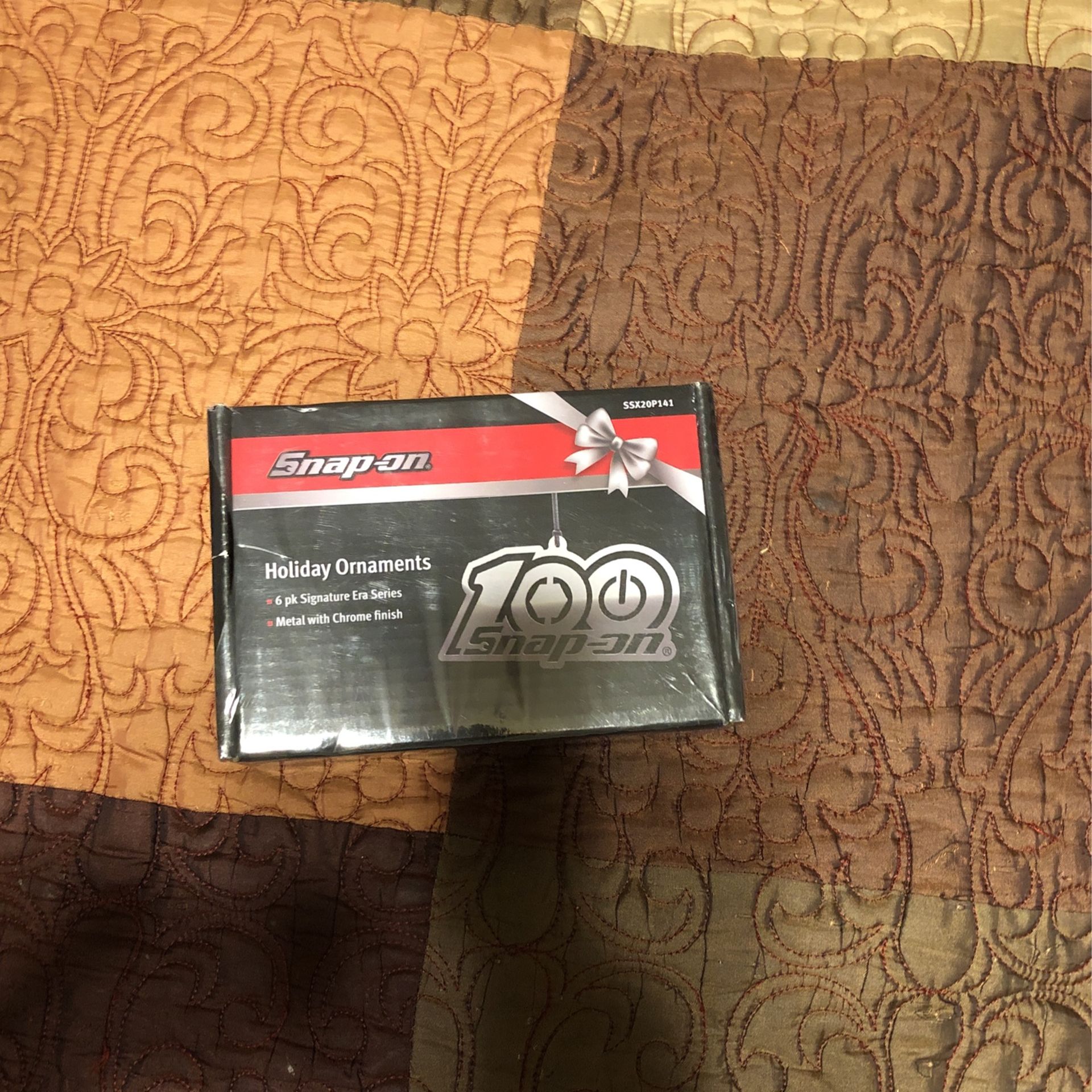 Snap on Christmas ornament six ornaments