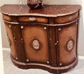 VERY BEAUTIFUL ELEGANT  CHEST 3 DOOR..VERY GOOD CONDITION