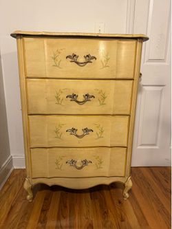 Vintage provincial 4 drawer dresser