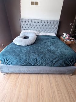 King Tufted Velvet Upholstered Bed