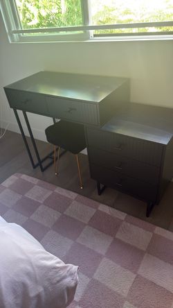 Desk/makeup vanity