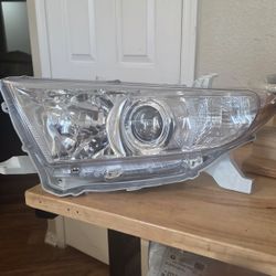 LEFT SIDE HEADLIGHT ASSEMBLY  TOYOTA HIGHLANDER 