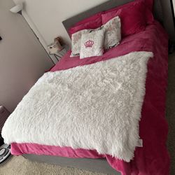 Queen Size Bed w/ Drawers
