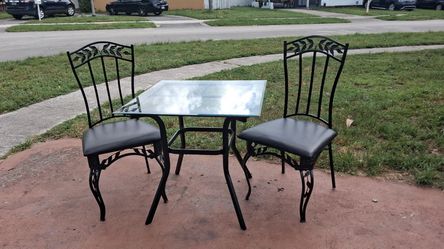 Dinning Table With 2 Chairs