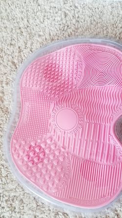 Cleaning pad for brushes