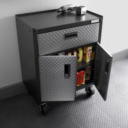 New Gladiator Shop the Set Ready-to-Assemble 3/4 Door GearBox 28-in W × 31-in H x 18-i...