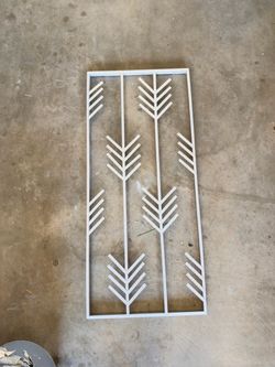 White Metal Arrow Wall Art Panel