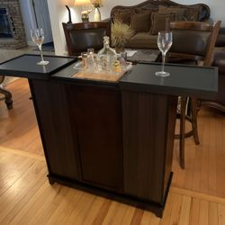 Licoor Cabinet With Two Leather Bar Stools