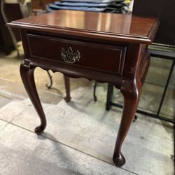 Traditional American Style Media Table/Side Table