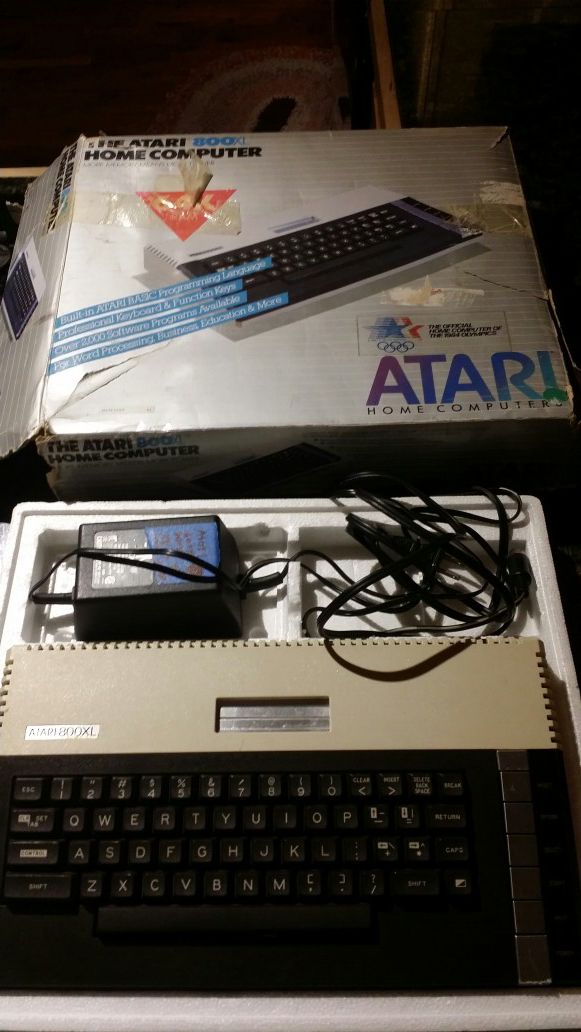 Atari 800XL computer Works! w/power supply