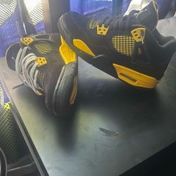 Jordan 4 Thunders Size 4.5y US