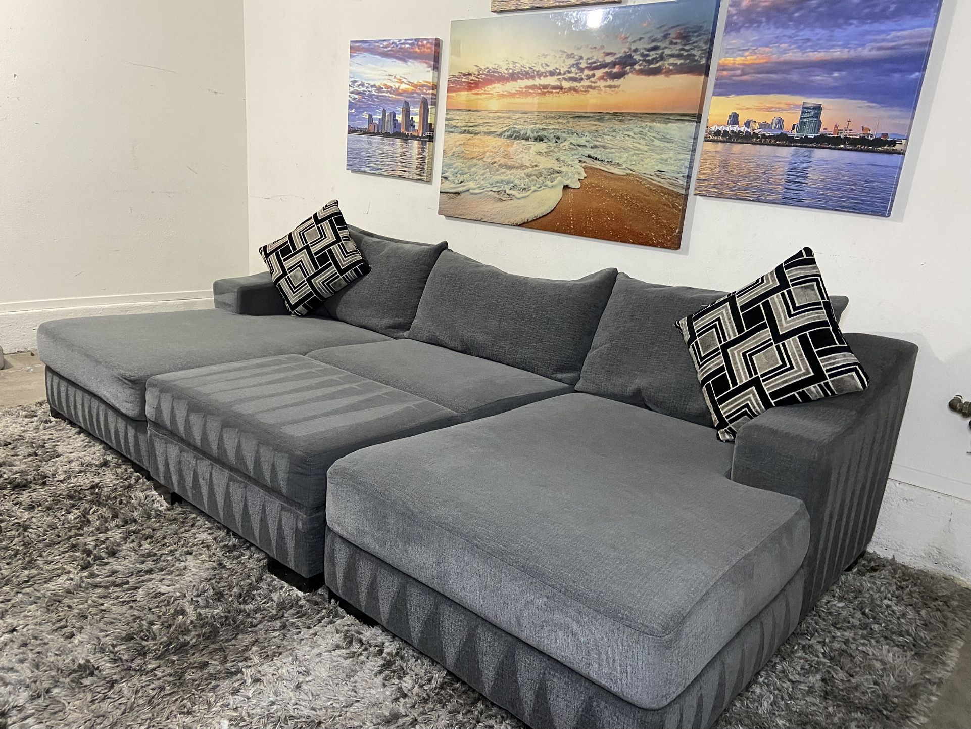 * Like New * Sectional Sofa & Ottoman ( Free Delivery )