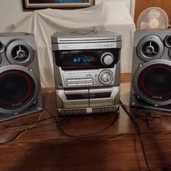 Vintage 1999 Aiwa Stereo,CD and 2 Speakers
