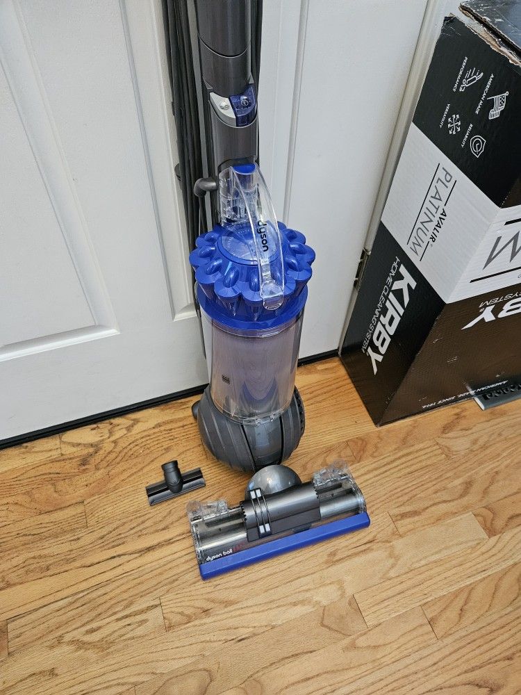 New Cond DYSON ANIMAL VACUUM WORKS EXCELLENT  WITH ATTACHMENT AMAZING POWER SUCTION  , In The Box