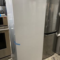 Frigidaire Up Right Freezer In White New Open Box