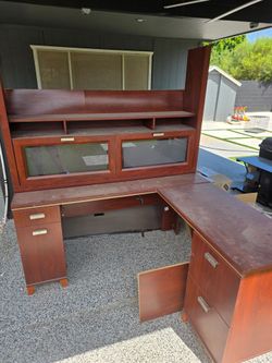 Corner L-shaped desk w Hutch