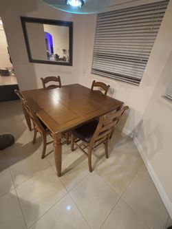 Great breakfast table in excellent condition