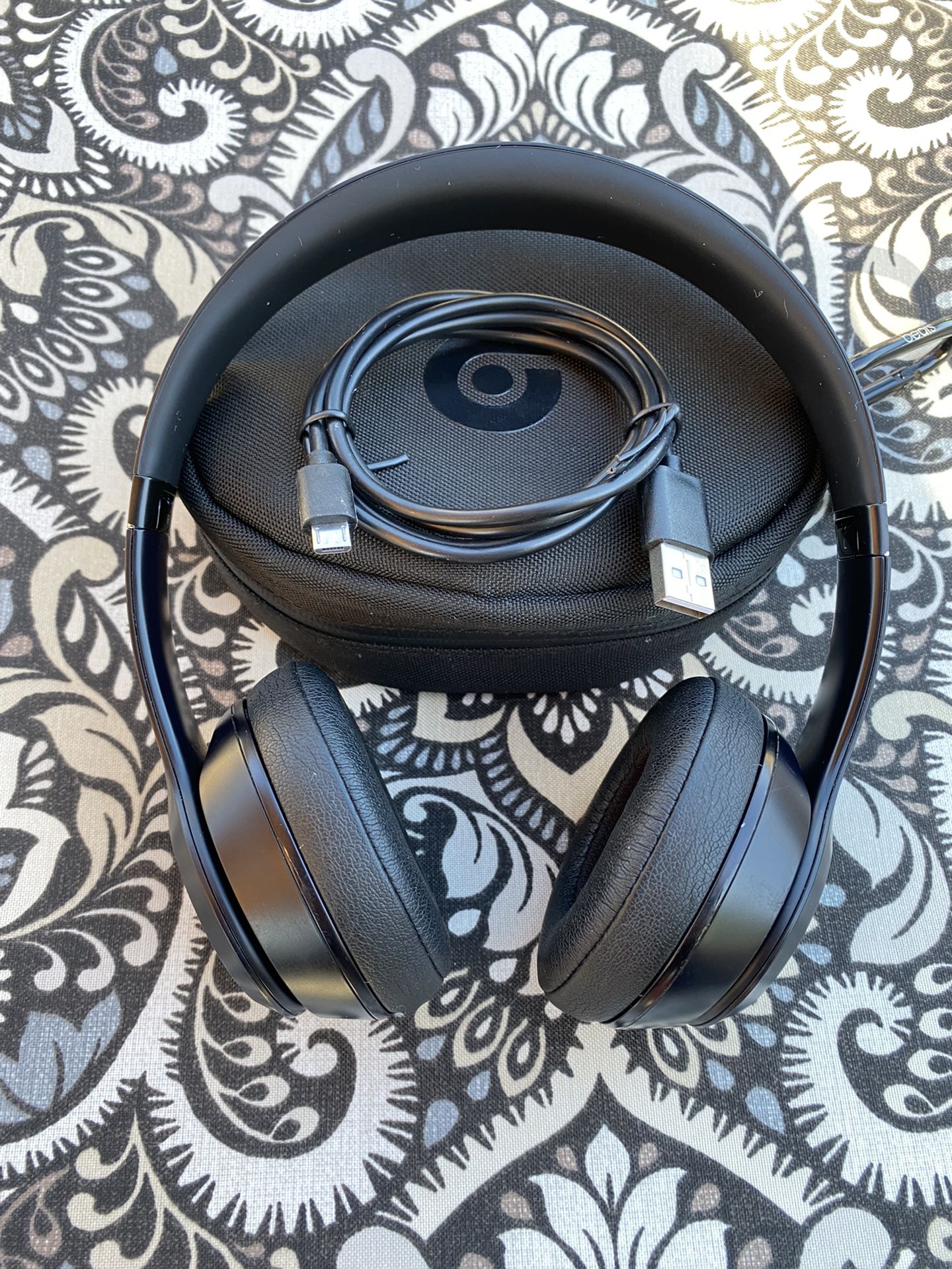 Beats Solo3 Wireless Headphones w/case