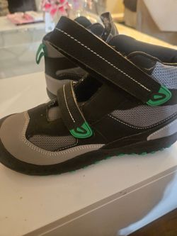 New kids hiking boots