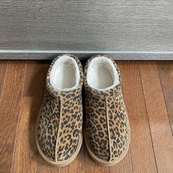 Women Suede Slippers Size 8 5$