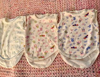 Set of 4 organic soft cotton onesies for newborn babies