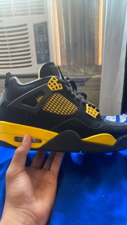 Air Jordan 4’s retro thunders size 7