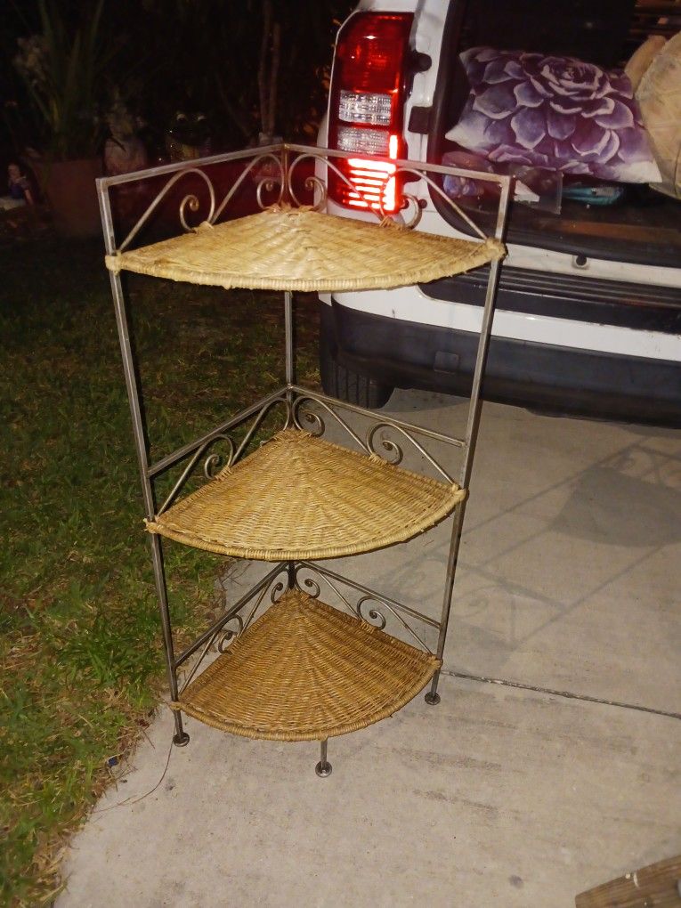 GORGEOUS NICE HEFTY DUTY STRONG MADE 3 TIER STAND GD PLANTS HOME DECOR ETC 15 FIRM