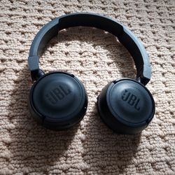 JBL TUNE 660NC headphones