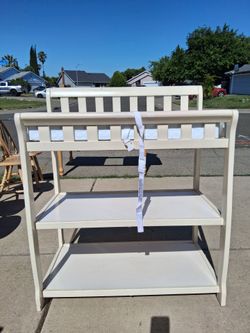 Dream on Me  2 Shelf Changing table
