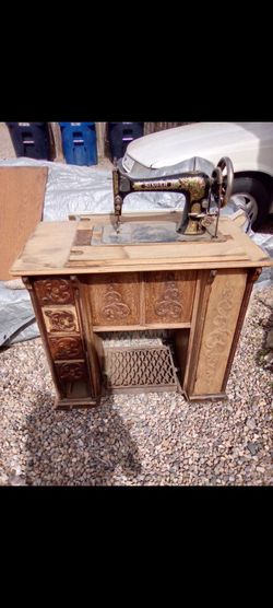 1940's  SINGER SEWING MACHINE