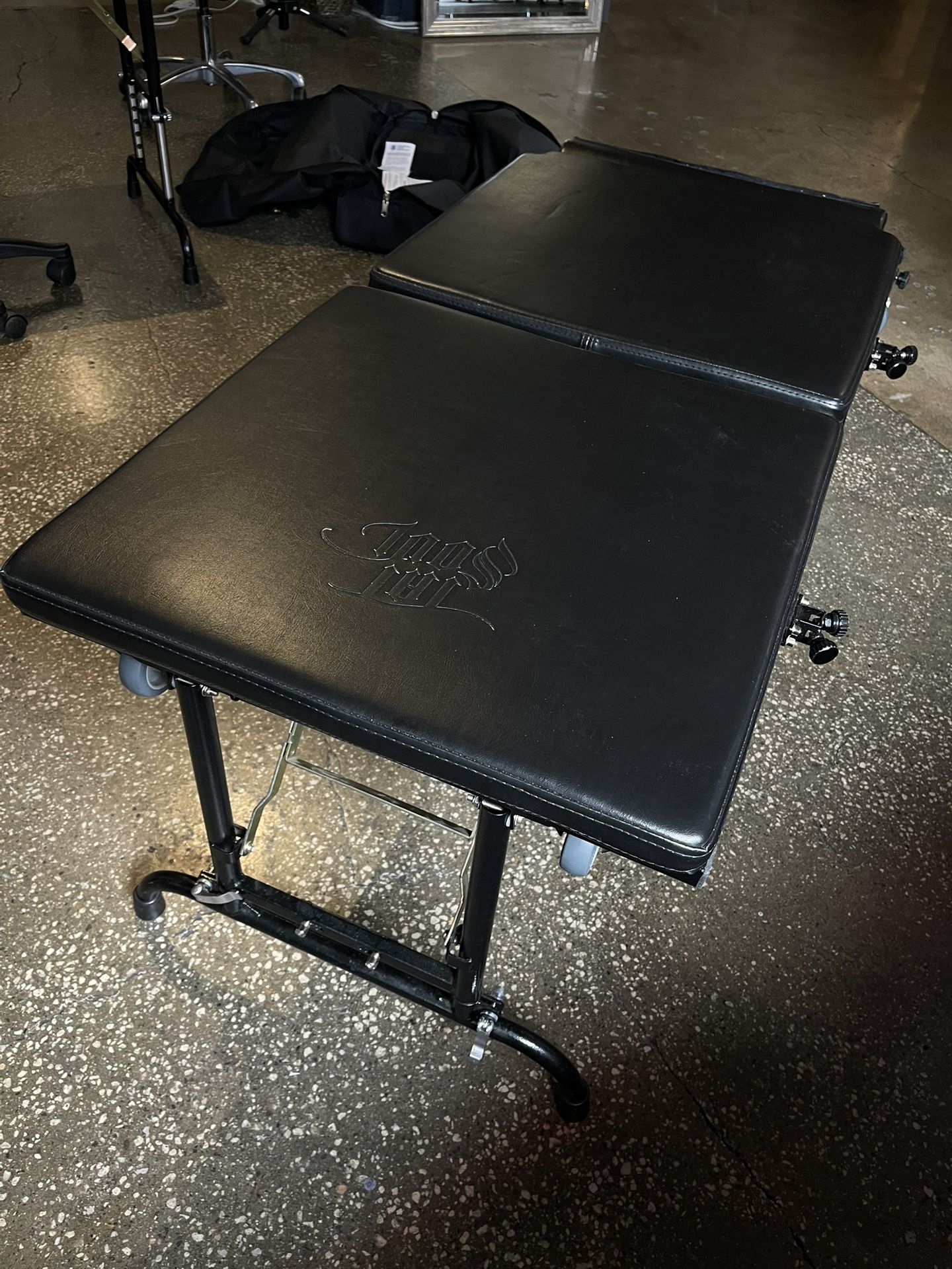 Portable Tattoo Table – Excellent Condition (with Travel Bag)