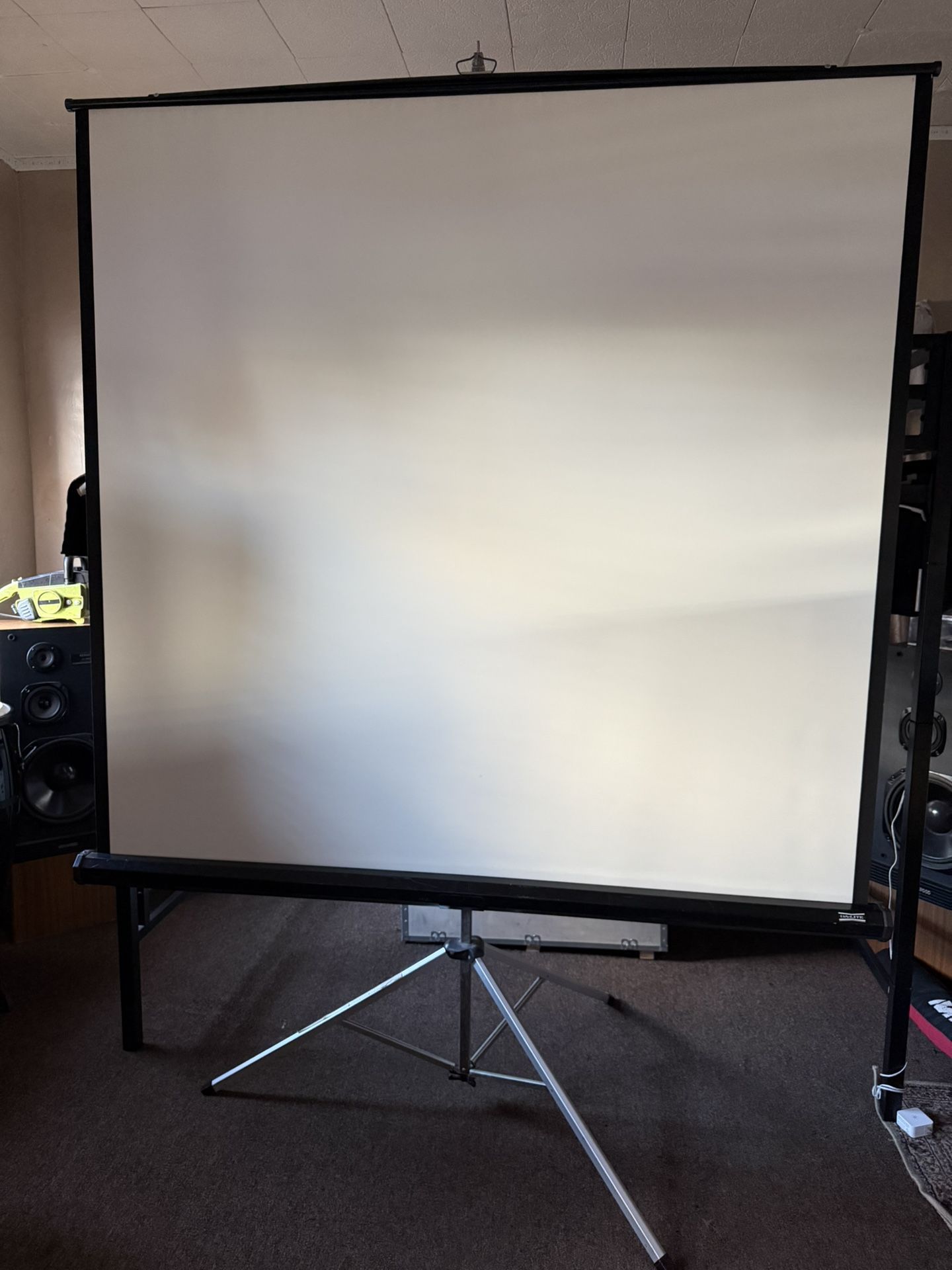 Da-Lite Projector Screen + Projector Bundle – Works Great
