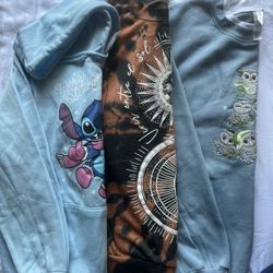 This light blue Disney "Merry Stitchmas" hoodie features Stitch wearing a pink scarf.( M )$20by All