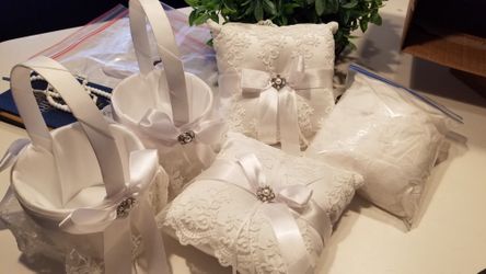 Wedding baskets & pillows