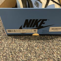 Mens Nike Jordans 1 Retro High - Size 11