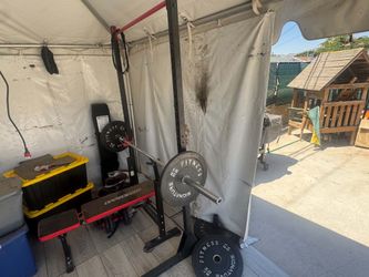 Gimnasio con banca y barra para hacer ejercicios