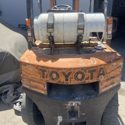 FORKLIFT 